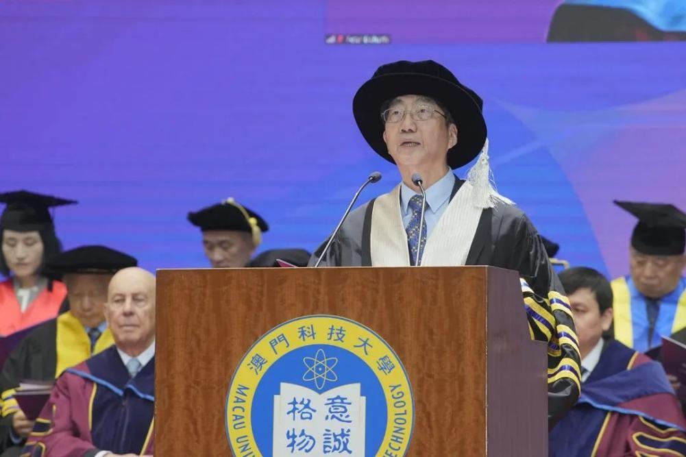 　　▲李行伟校长致辞