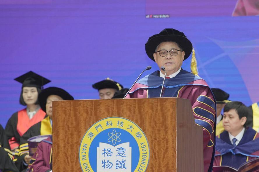 　　▲荣誉博士冯国经致答谢辞