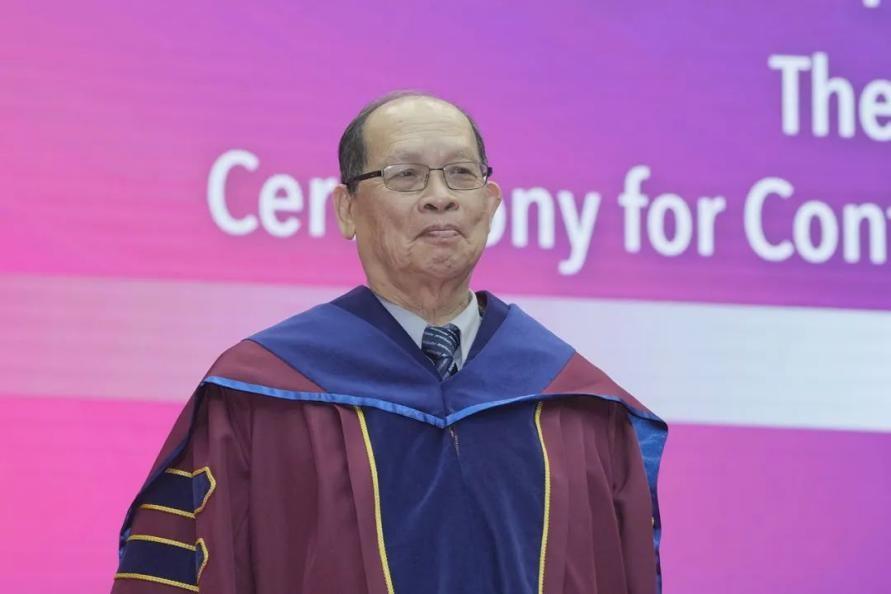 　　▲李罗权教授获颁授荣誉理学博士学位