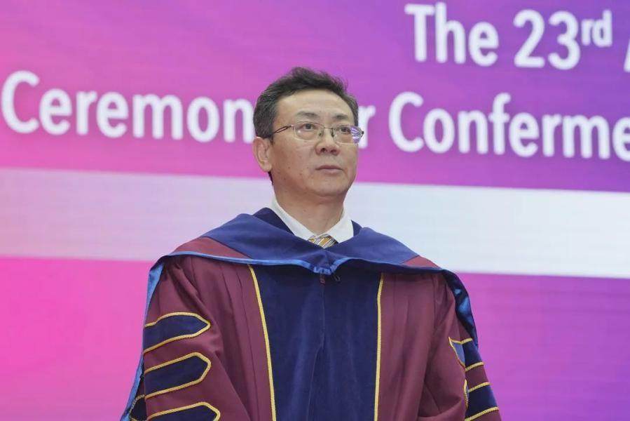 　　▲周忠和教授获颁授荣誉理学博士学位