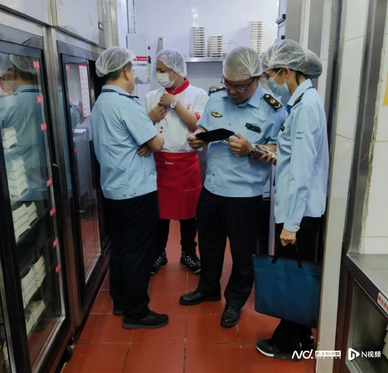 　　惠城区市场监督管理局江北管理所执法人员在现场检查