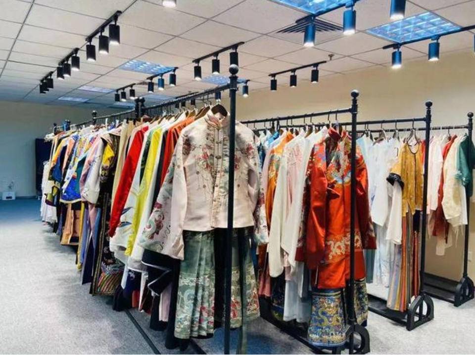 一条大街冒出十多家"汉服"店 租"汉服"逛故宫成了一景