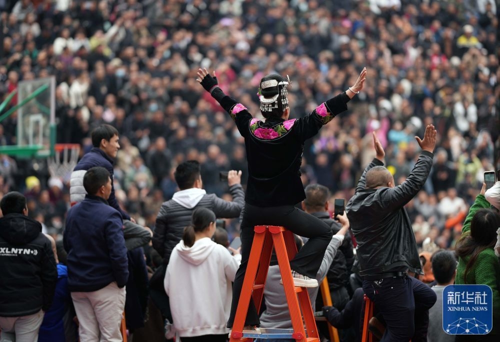 &uarr;观众在场边搭梯子为球员加油助威。新华社记者 李尕 摄