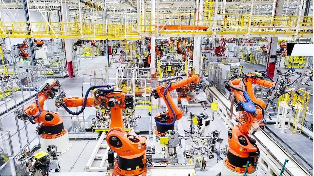 北汽重卡数字孪生智慧工厂落成投产 北京重卡首台车下线即交付|重卡_