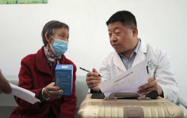 　　医生正为老人讲解营养品相关用法与常识