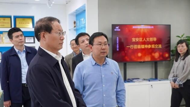 　　神智能董事长 CEO 胡小波带领大家参观公司