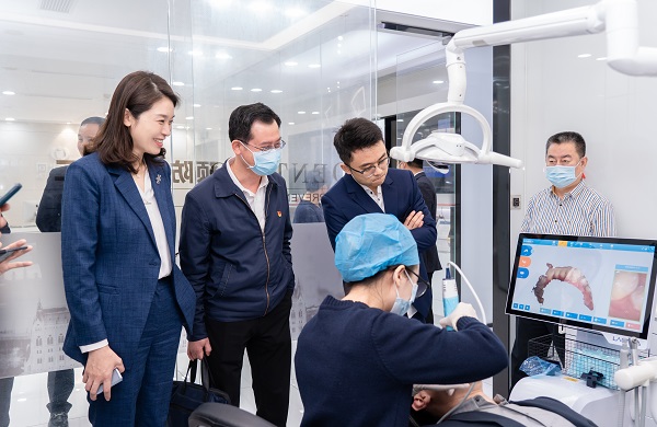 　　合作双方向区领导汇报项目应用情况