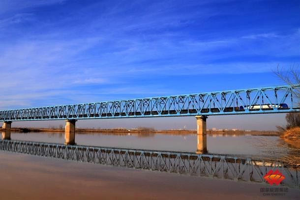 图为重载列车穿越跨黄河特大桥