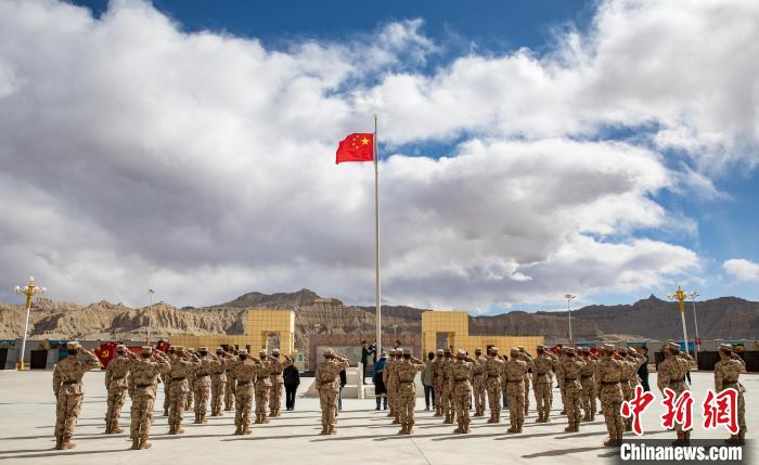 图为在西藏阿里地区札达县，军民共同举行升国旗仪式，庆祝西藏百万农奴解放纪念日。刘晓东摄