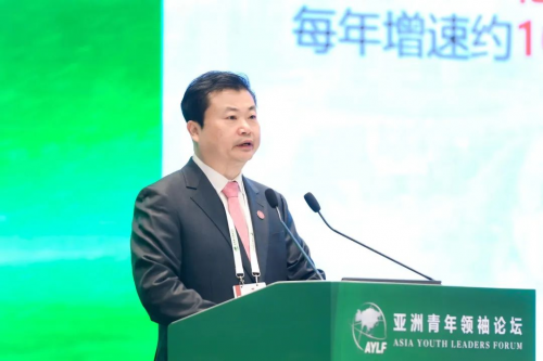 　　李楚源发表演讲