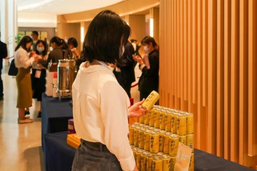 　　国内外嘉宾品尝刺柠吉