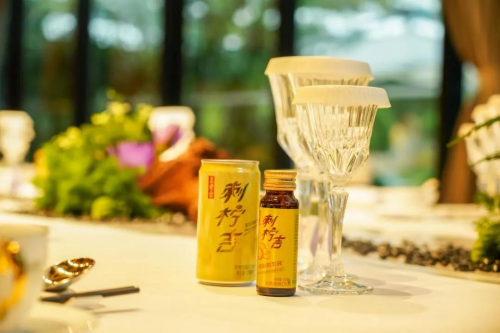 　　国内外嘉宾品尝刺柠吉