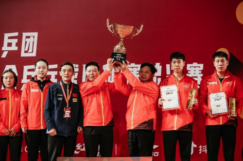 　　(四川大智电力队喜捧“水井坊”最强乒团·2022中国业余乒乓球团体赛总冠军)