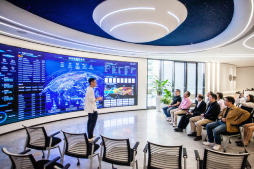 　　图:深数所市场部负责人介绍深数所