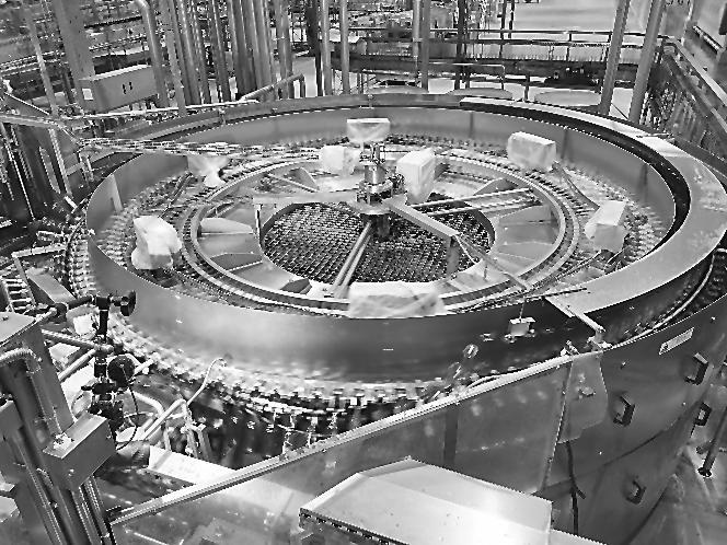 正在流水线上冲洗的包装瓶（资料图片）