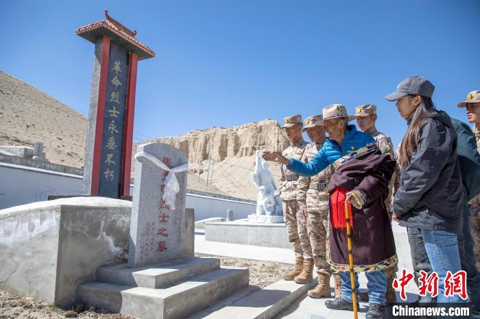 　　图为在西藏阿里地区札达县烈士陵园，82岁的次仁南杰老人为军民代表讲述新旧西藏的变化。刘晓东 摄