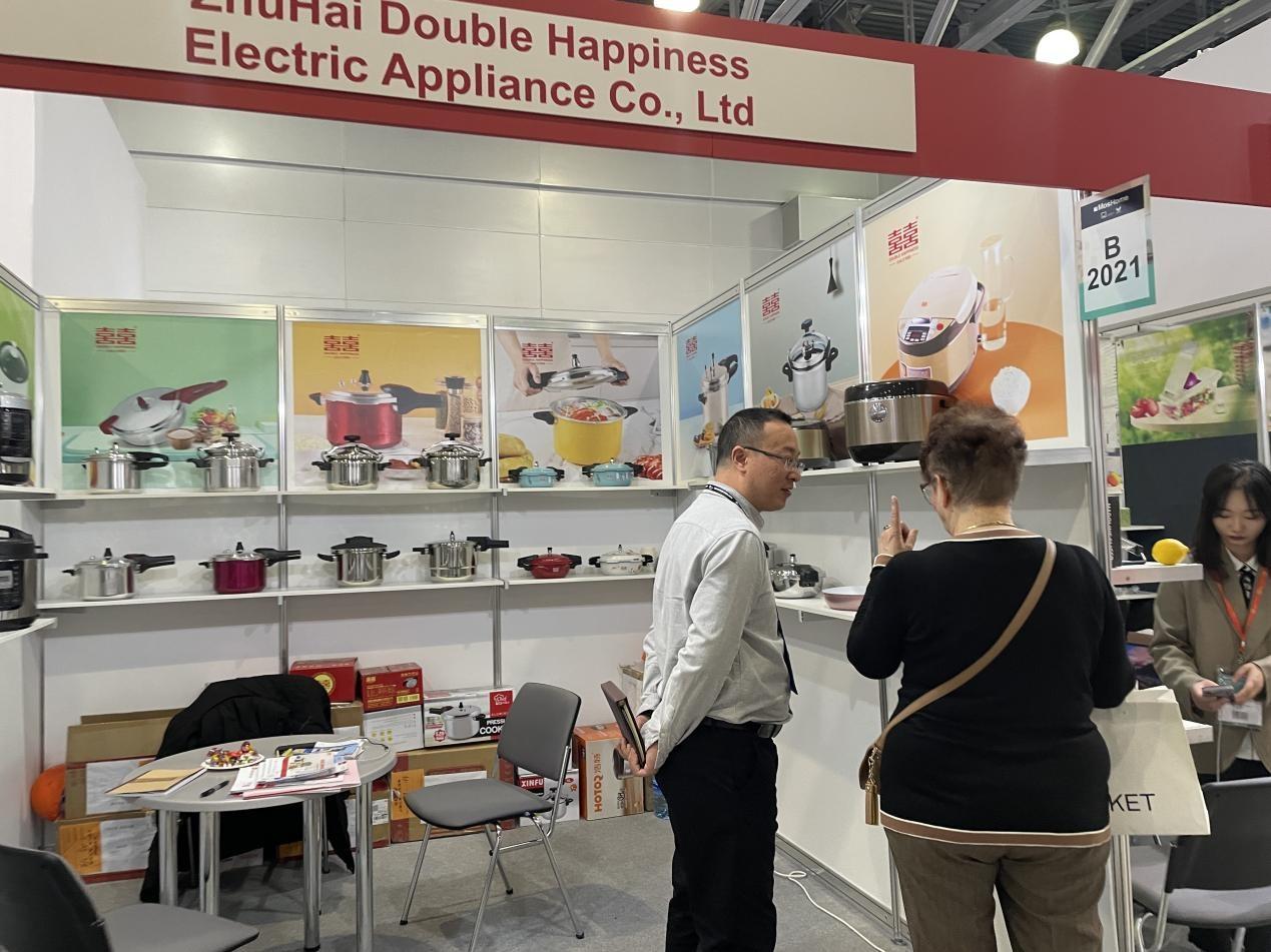 　　(双喜电器工作人员与客商交流)