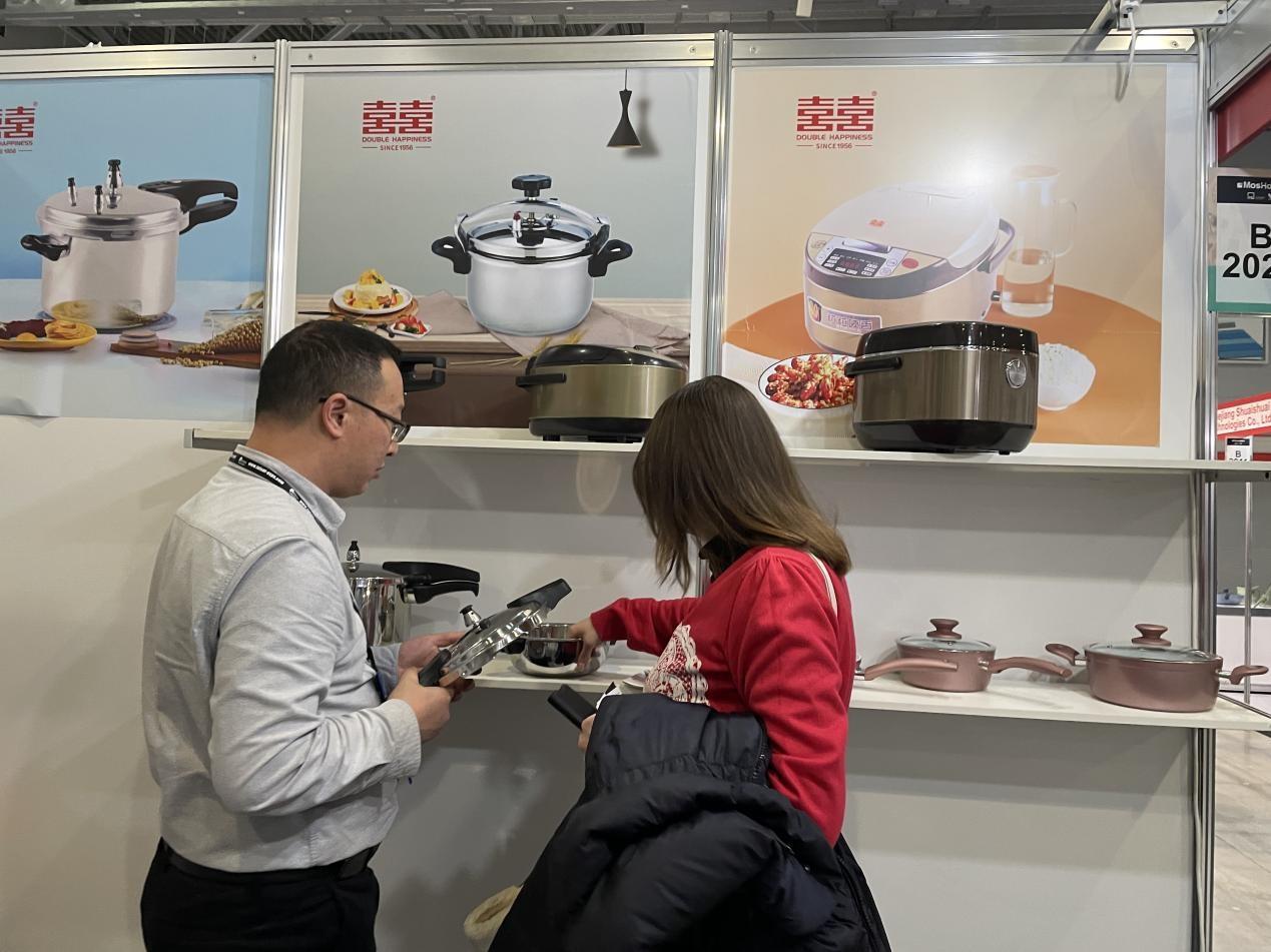 　　(双喜电器工作人员给客商介绍产品)