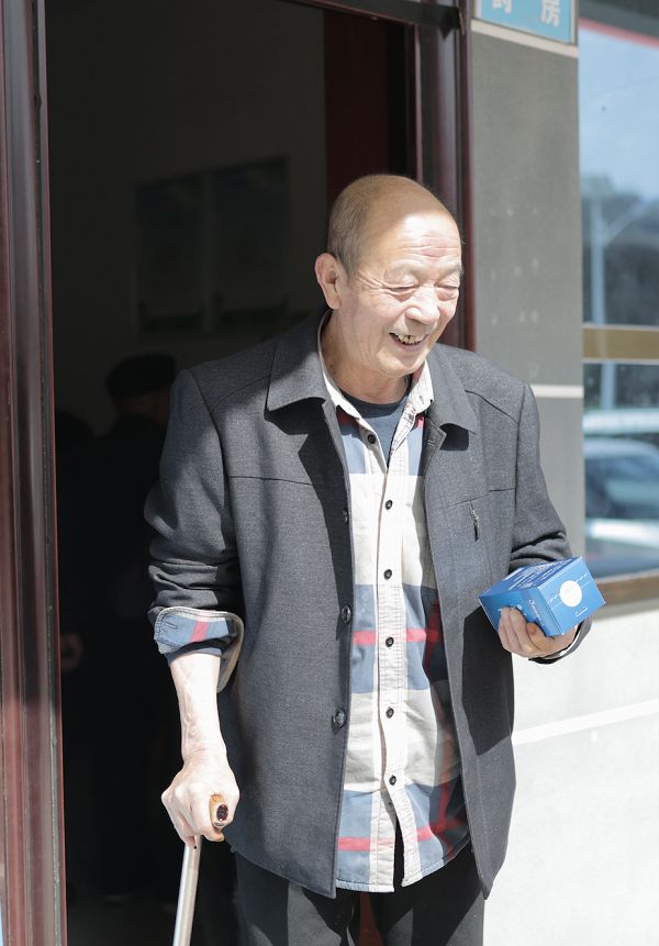 　　当地老人领取保健营养品