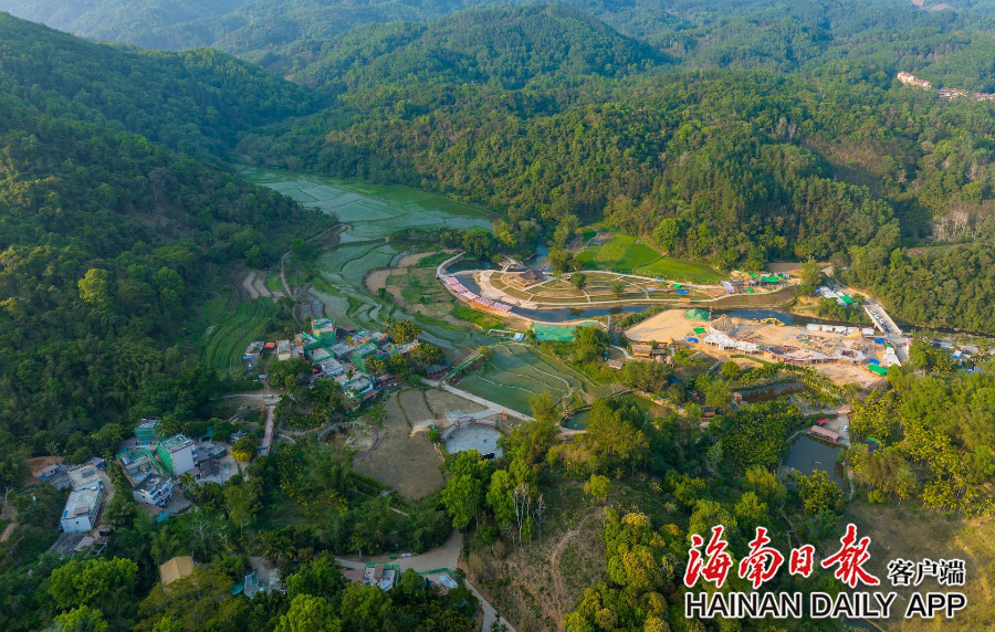 3月22日,俯瞰深处雨林之中的五指山市水满乡毛纳村.