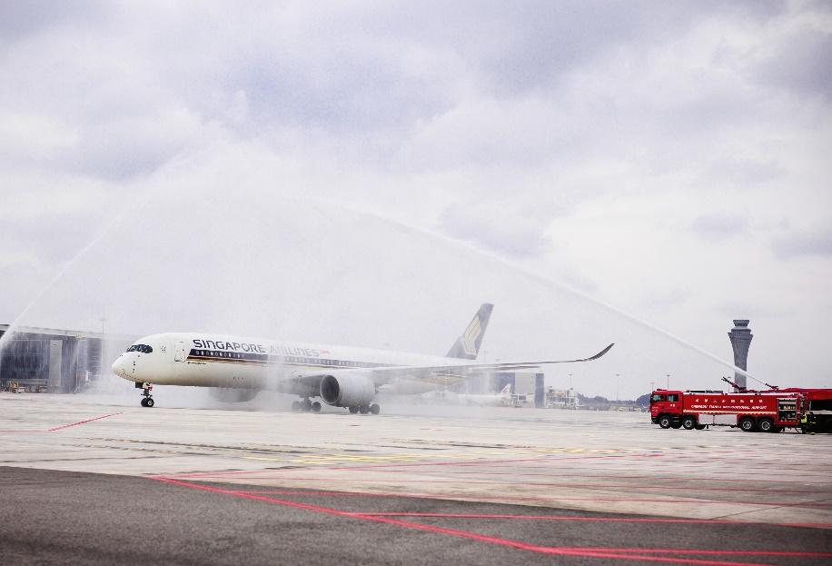 新加坡航空首航航班SQ842飞抵成都天府国际机场，并接受国际民航中高级别礼仪——过水门