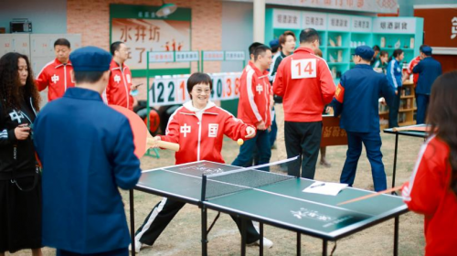 　　(嘉宾在主题日活动上身着中国字服装体验乒乓乐趣)