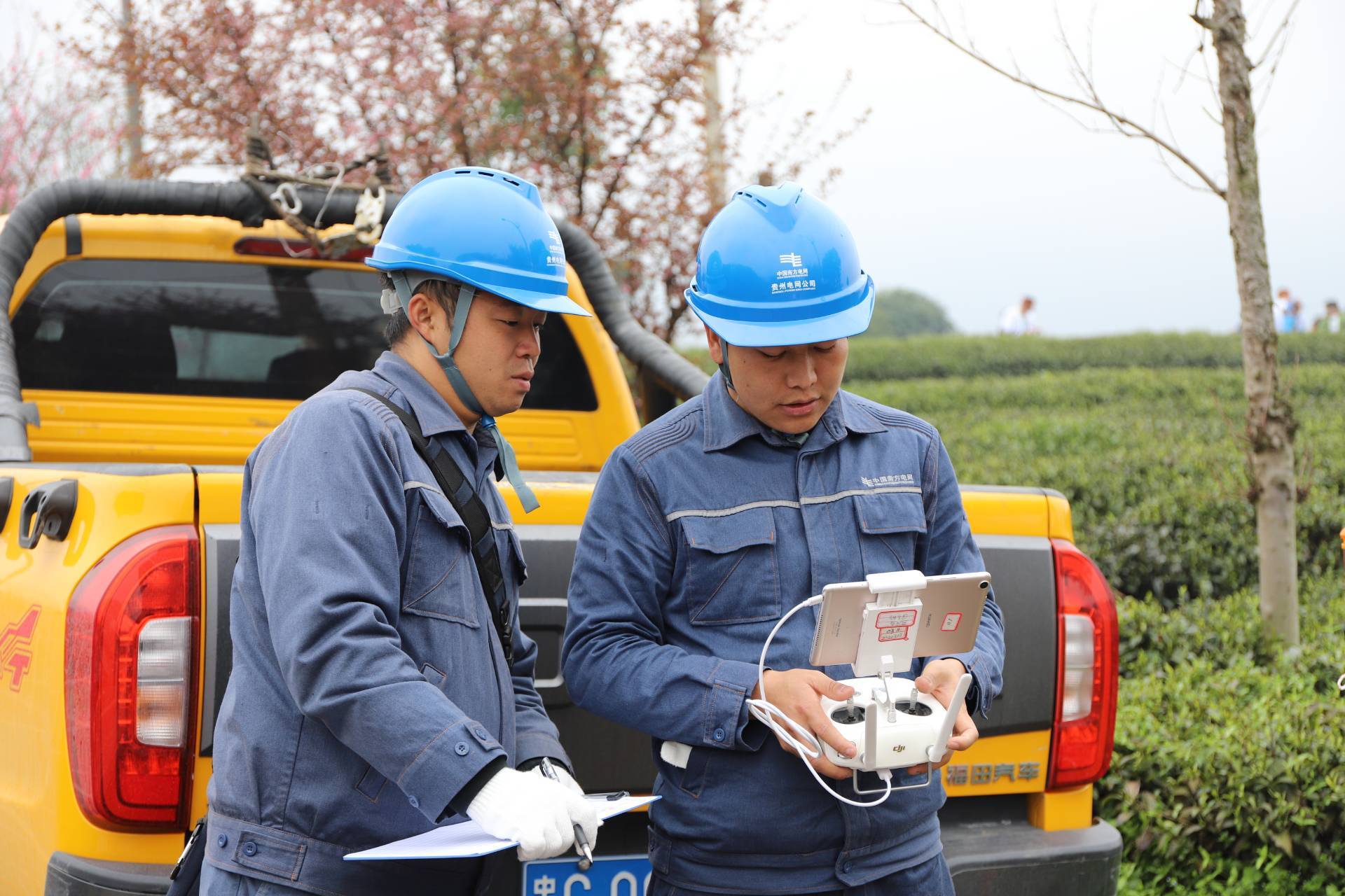 遵义凤冈供电局电力服务队用无人机对田坝社区供电线路进行巡检