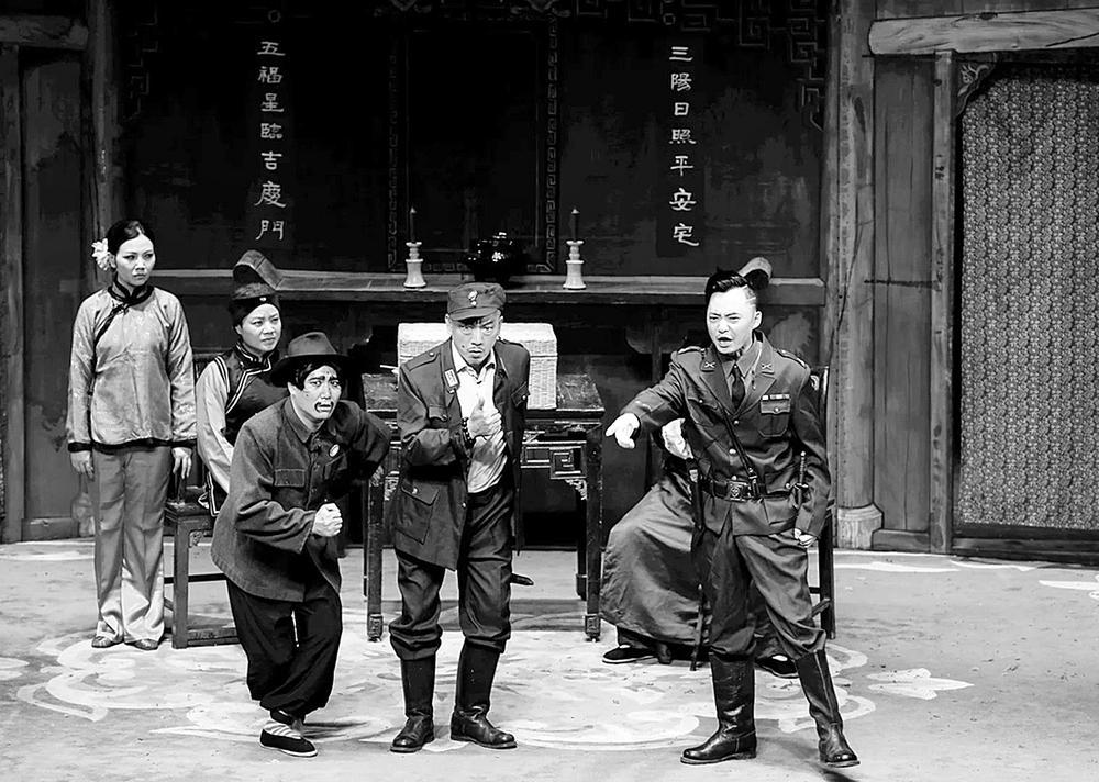 我在生产队大坝子里观看讽刺喜剧电影《抓壮丁》