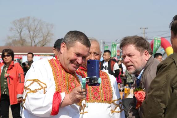 网红"彼得大叔"(左)正在直播逊克县搭建"逊克云农场"农产品认养认购