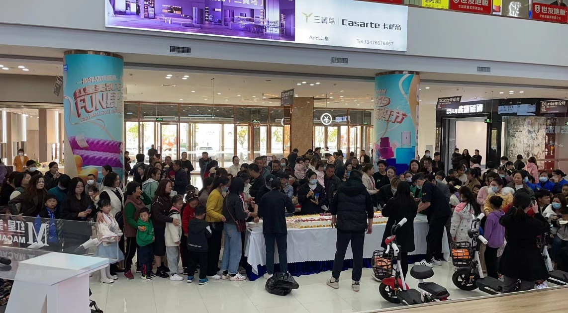 　　各地红星美凯龙商场热销盛况