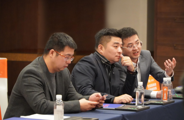 　　劳晓赫先生(右)与楼炳先生(中)、廖文祥先生(左)探讨一秒到家模式