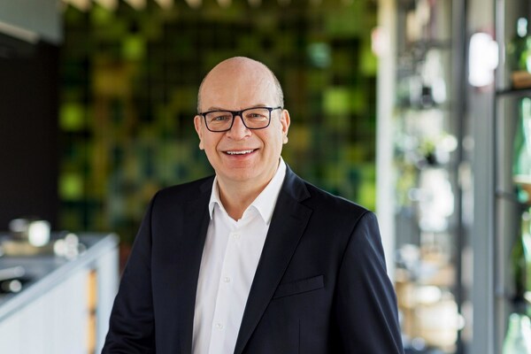 　　首席执行官迈致远博士