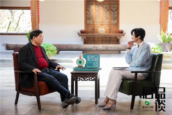 　　曹德旺(左)向吴小莉(右)谈环境变化