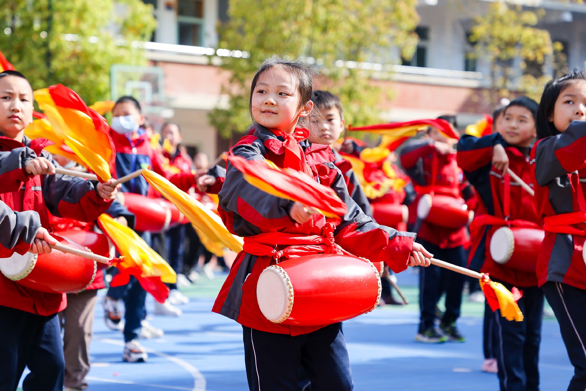 湖北省襄阳市万户小学的学生在课间学打腰鼓.通讯员 付晓方 摄