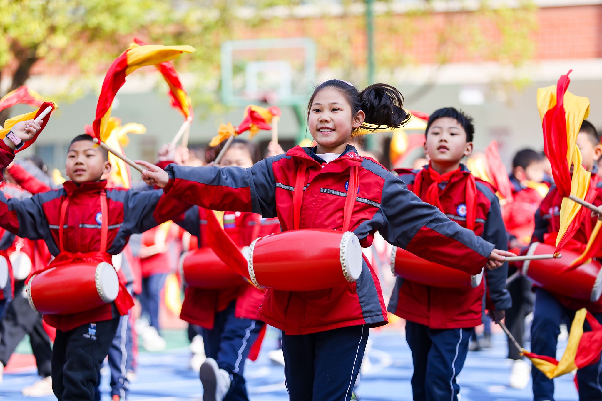 湖北省襄阳市万户小学的学生在课间学打腰鼓.通讯员 付晓方 摄