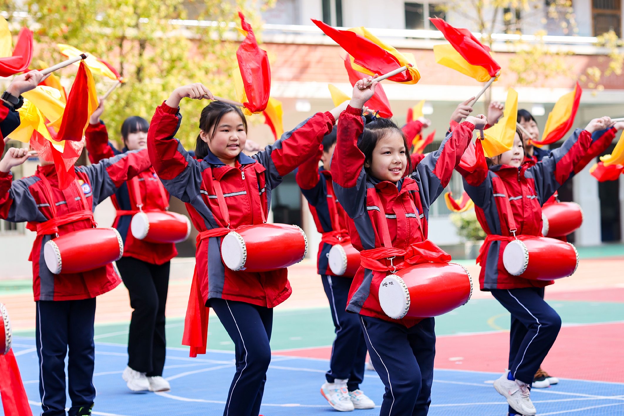 湖北省襄阳市万户小学的学生在课间学打腰鼓.通讯员 付晓方 摄