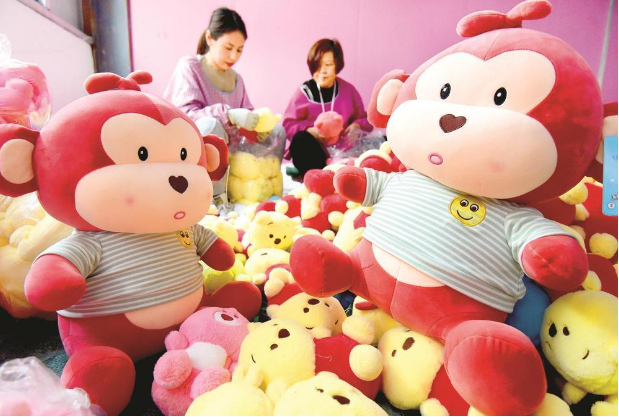 图为广平县十里铺镇十里铺村一家"乡村微工厂"的女工在缝制毛绒玩具.