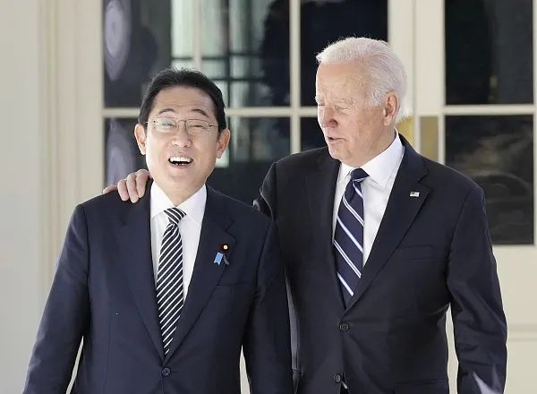 当地时间2023年1月13日,美国华盛顿特区,美国总统拜登(右)和日本首相