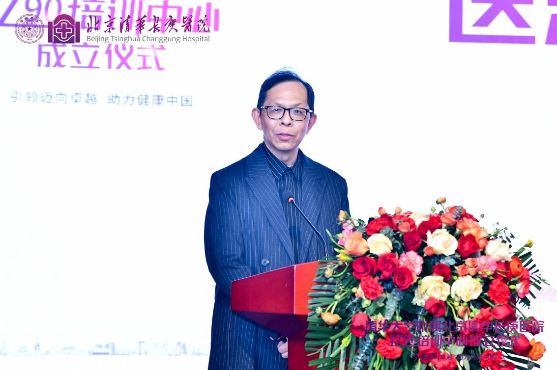 　　患者代表罗先生发表感言