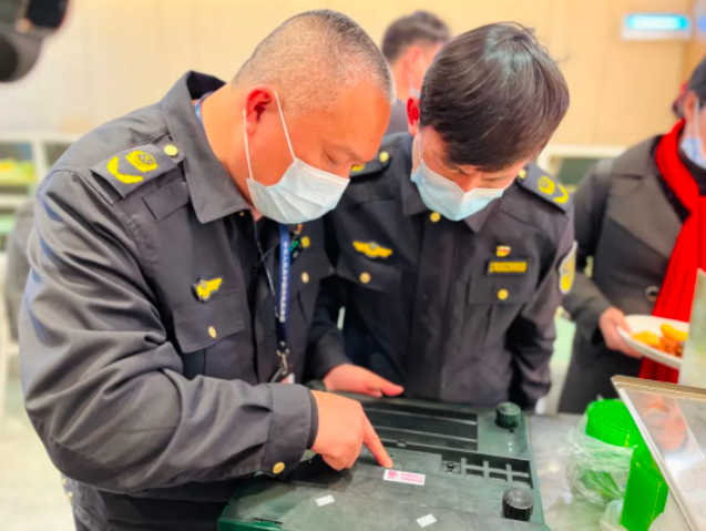 因为只有把铅封破坏掉,才能在电子秤内加装或更改软件,用电子秤"作弊"