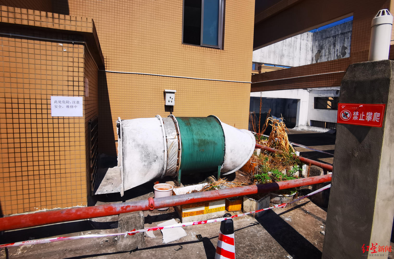 ↑事發后，歲女身亡現場拉起了警戒線