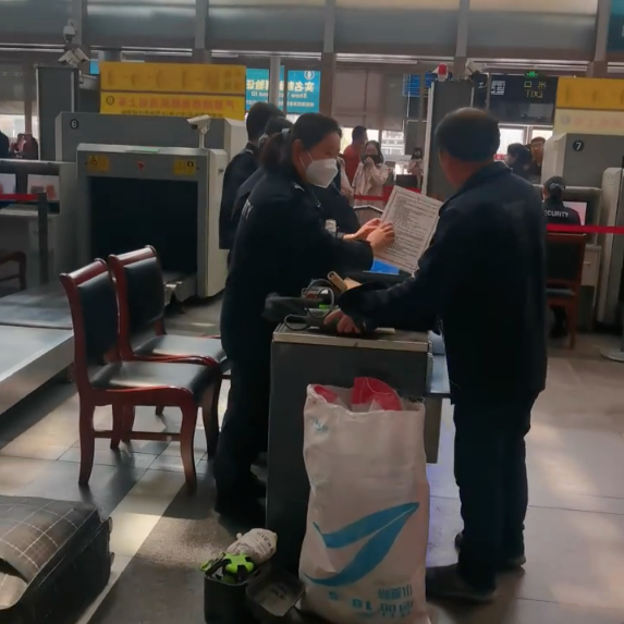 ↑农民工携带钻机被拦下 视频截图