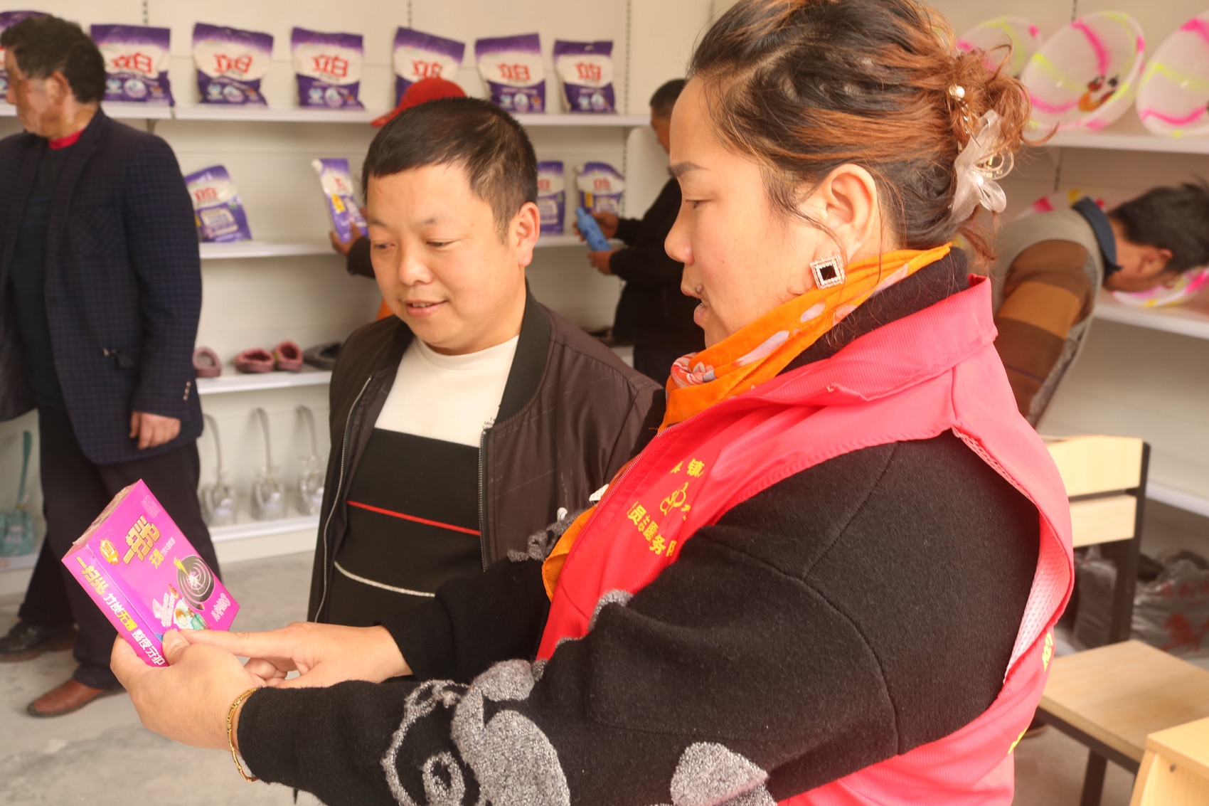 村民在积分超市兑换商品.乐山市委政法委 供图