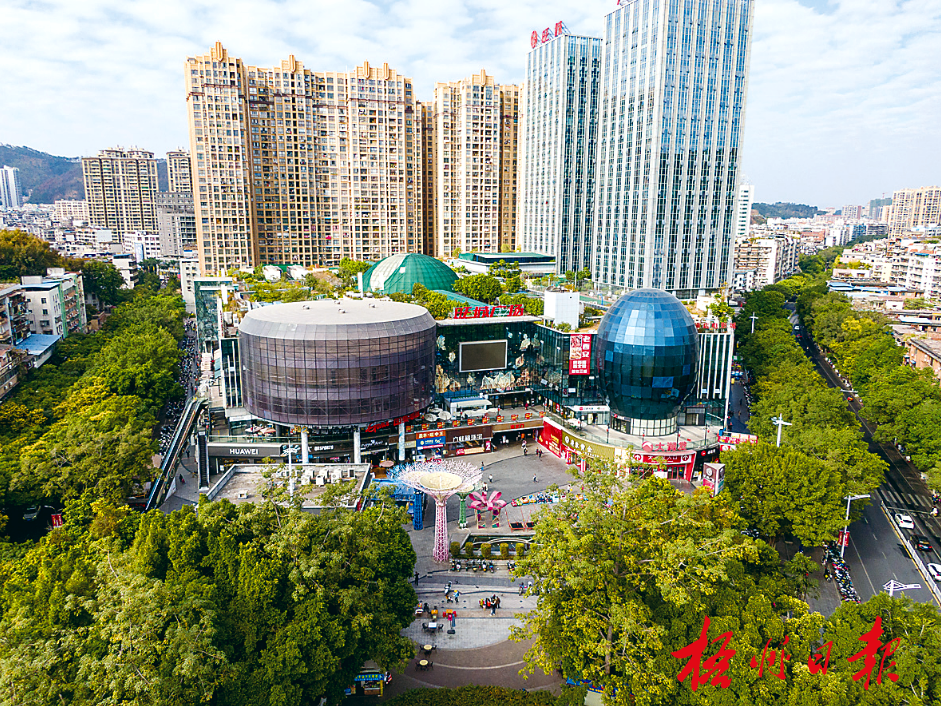 旺城广场商圈 陈凡 摄(资料图)