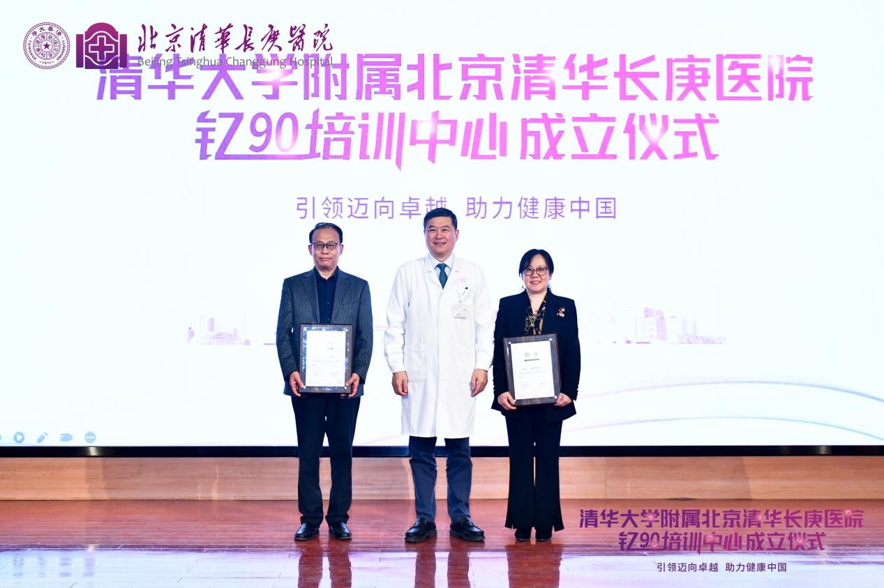 　　董家鸿院士为在场特聘导师颁发聘书