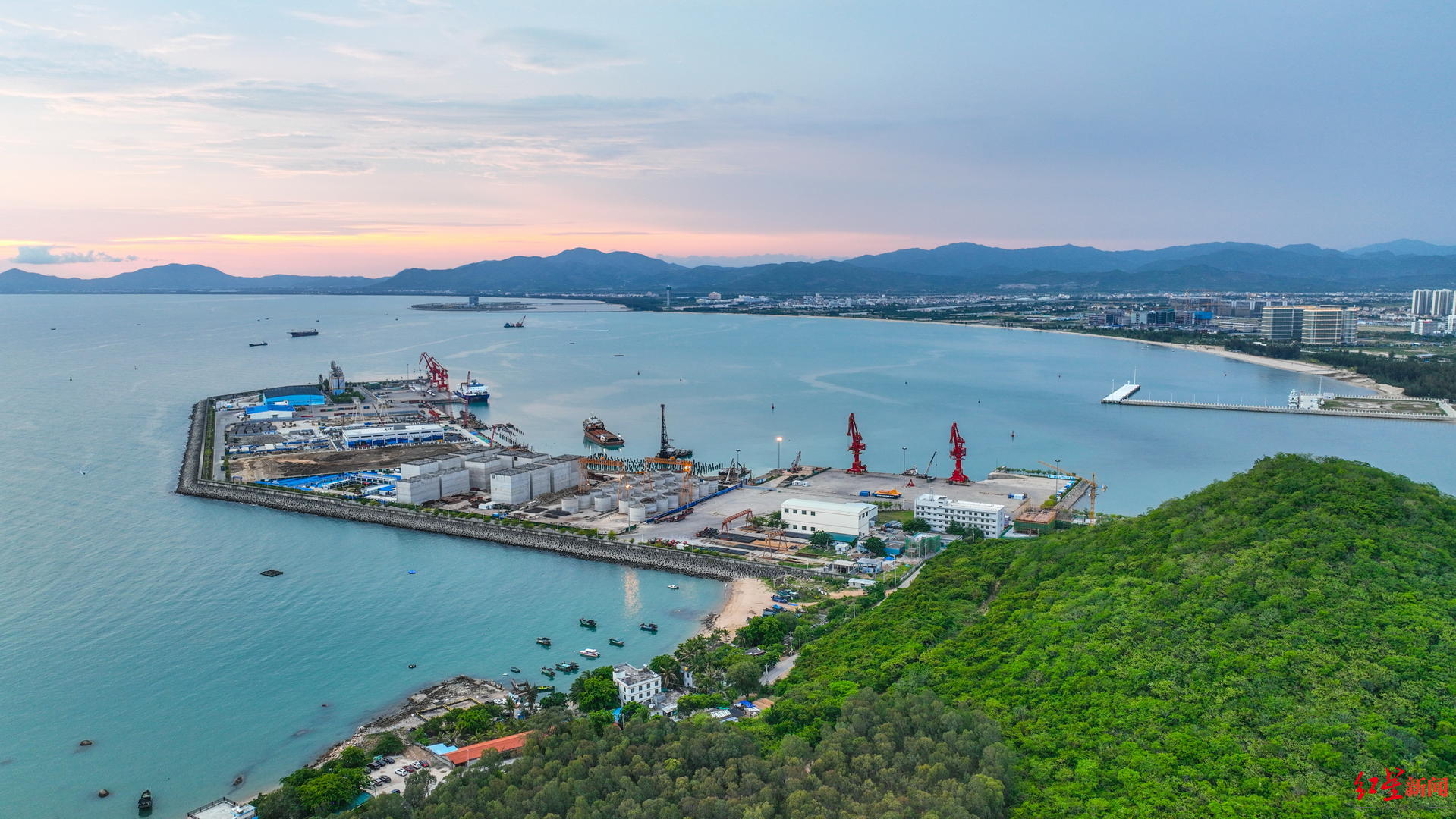 2022年5月28日,海南三亚,航拍建设中的三亚南山港区 据icphoto