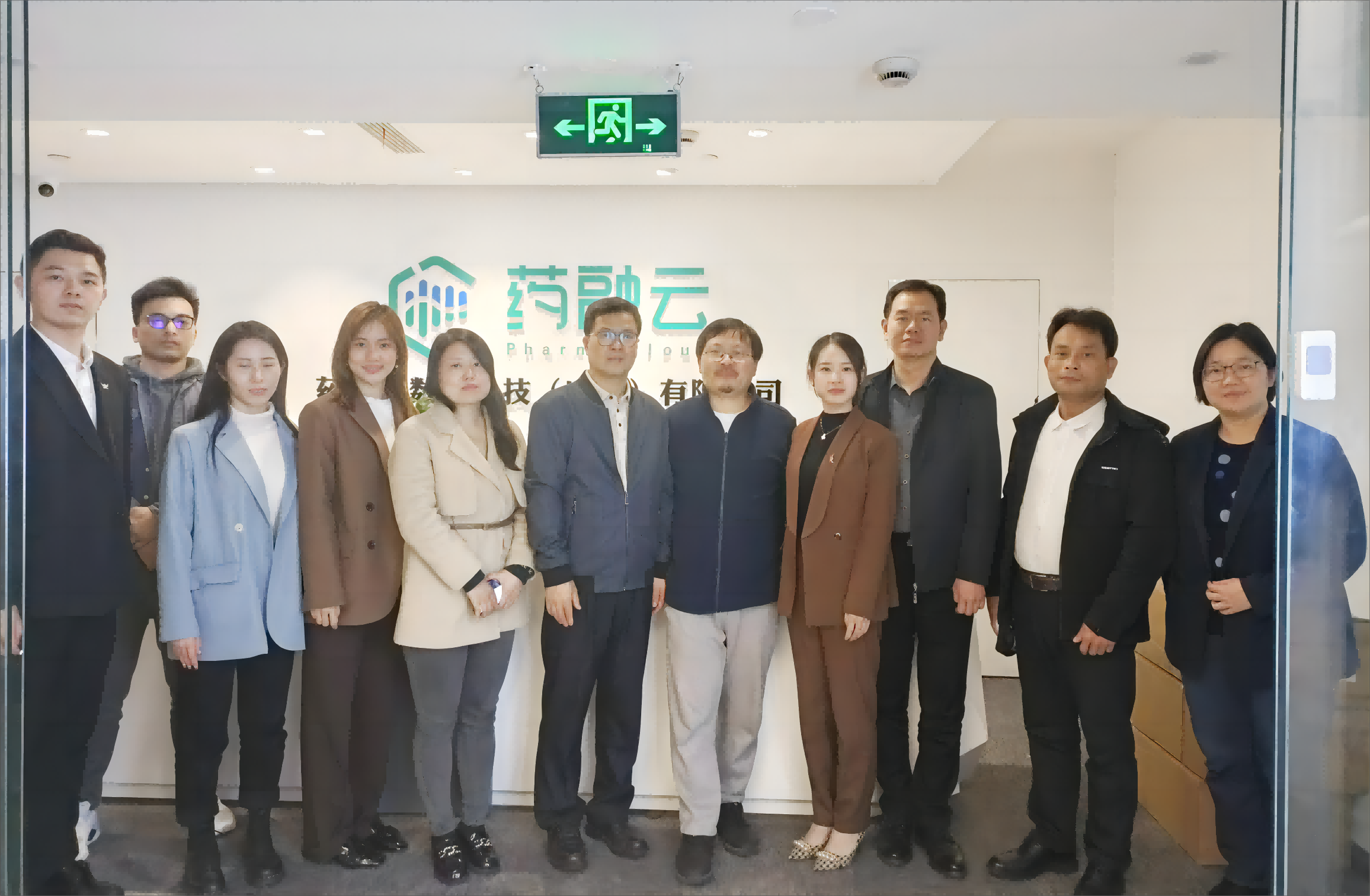 　　(享融智云数据总部合影)