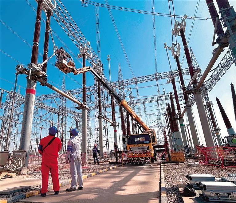 3月14日,乾县750千伏变电站主变压器扩建工程施工现场.