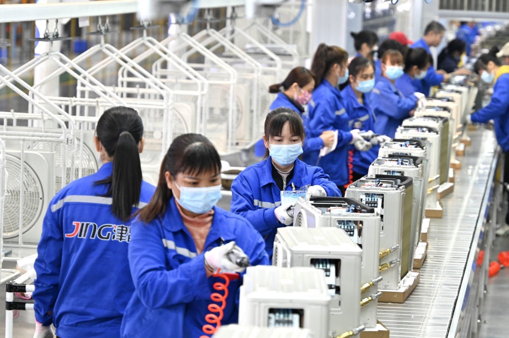 2月28日,工人在广西柳州市柳江区一家空调企业的生产车间内忙碌.