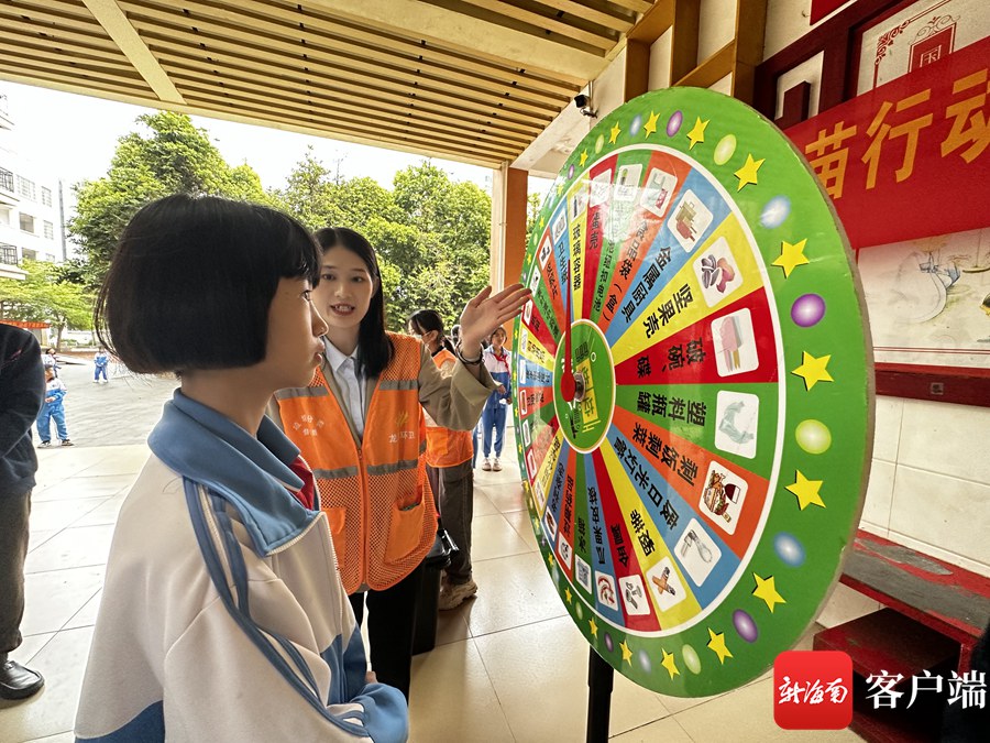 同学们在参加"垃圾分类大转盘"游戏活动.(林文泉/摄)